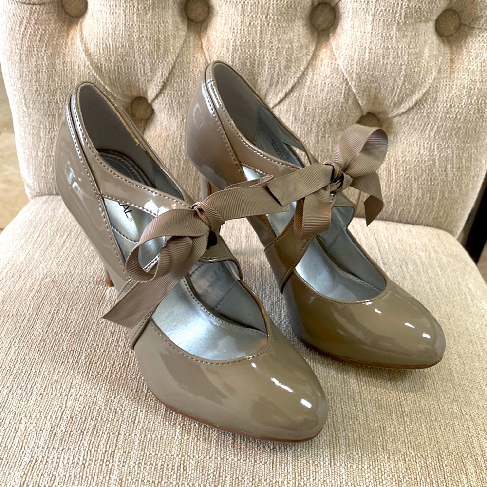 Strappy Self Tie Beautiful Women’s Light 4” Grey Heel XAppeal - Sz 5 1/2 NEW